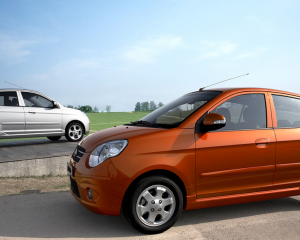 1181127702-Picanto-2007-Still-two-cars-31-May