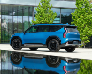 KIA-EV9-GTLINE-TROIS-QUART-DOS-3600x2400-02-BD