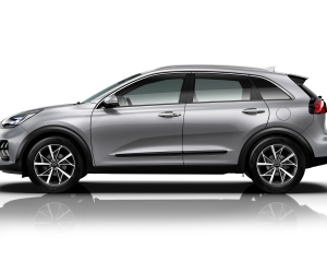1_kia_niro_hev_my20_side_view_silky_silver_4ss_15820_93028_2