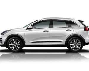 1_kia_niro_hev_my20_side_view_snow_white_swp_15817_93076_2